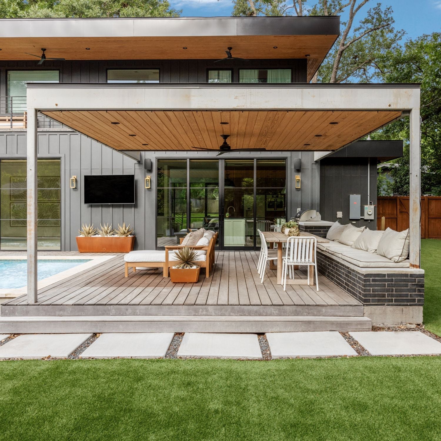 Patio Decor 101: Modern Style Meets Outdoor Comfort